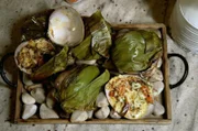 In La Paz bereitet Héctor gefüllte Venusmuscheln zu: Die Füllung besteht aus Zwiebeln, Tomaten, Schinken, Senf, Mayonnaise, Kräutern, Käse und dem ausgelösten Muschelfleisch.