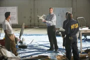 NTSB-Ermittler Jeff Guzzetti (gespielt von Sergio Di Zio) demonstriert anhand eines Modellflugzeugs, wie die Piper Saratoga von John F. Kennedy Jr. wahrscheinlich auf dem Wasser aufschlug, als sie auf dem Weg nach Martha's Vineyard abstürzte.