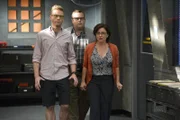 Der Maulwurf ist gefunden: Carol Brown (Adam Bartley, M.) ist der Täter. Doch was hat er jetzt mit Eric (Barrett Foa, l.) und Gwenn (Victoria Garcia, r.) vor?