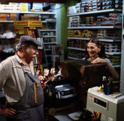 Meister Eder (Gustl Bayrhammer) und Frau Steinhauser (Helga Feddersen).