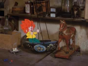 Pumuckl in seiner Schaukel.