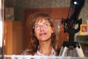 Lisa (Alexandra Neldel) denkt mit einem sehnsuchtsvollen Blick in die Sterne an David ... (Dieses Foto von Alexandra Neldel darf nur in Zusammenhang mit der Berichterstattung über die Serie "Verliebt in Berlin" veröffentlicht und verbreitet werden.)