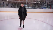Anna Osicki auf der Eisbahn: vor der Erkrankung war sie sehr aktiv, jetzt steht sie zum ersten Mal seit der Amputation wieder auf Schlittschuhen.