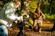 Werner Pfeifer, Museumspädagoge im Steinzeitpark Dithmarschen bei Albersdorf, bietet Einblicke in das Leben der Jäger und Sammler.