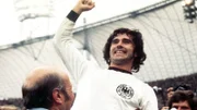 Torschütze Müller (M.) nach dem WM-Sieg 1974. Nach dramatischem Verlauf und einer zweiten Halbzeit voller Druck durch die Niederländer konnte die deutsche Mannschaft am 07.07.1974 in München das Fußball-WM-Finale glücklich mit 2:1 für sich entscheiden.