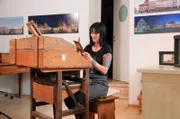 Monika Böhnert am Wickeltisch. Hier wickelt die den Tabak in ein Umblatt ein. Der Wickeltisch ist über 100 Jahre alt.