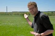 SWR Moderator Johannes Zenglein vor dem Test-Turm für Aufzüge bei Rottweil.