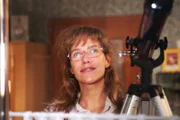 Lisa (Alexandra Neldel) denkt mit einem sehnsuchtsvollen Blick in die Sterne an David ... (Dieses Foto von Alexandra Neldel darf nur in Zusammenhang mit der Berichterstattung über die Serie "Verliebt in Berlin" veröffentlicht und verbreitet werden.)
