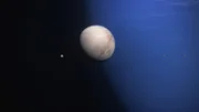 Triton ist einer von Neptuns 14 Monden. Er fällt gleich in vielerlei Hinsicht aus der Reihe. Während die anderen Monde den Planeten in seiner Rotationsrichtung umkreisen, hat Triton eine retrograde Umlaufbahn, er umkreist ihn also in die entgegengesetzte Richtung.