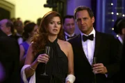 Auf den ersten Blick sieht ihr neuer Fall wie ein typischer Gang-Mord aus, doch dann entpuppt er sich bald als clever inszenierte Intrige: Laura (Debra Messing, l.) und Jake (Josh Lucas, r.) ...