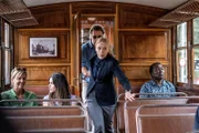 Miranda (Elen Rhys) und Max (Julian Looman) suchen den Flüchtigen in der Inselbahn.