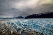 Der Perito-Moreno-Gletscher auf der argentinischen Seite Patagoniens zieht jedes Jahr unzählige Touristen an. Er gehört zu den letzten Gletschern auf der Welt, die nicht an Masse verlieren, und ist Forschungsobjekt von Klimaexperten.