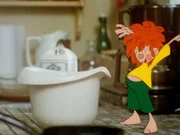 Pumuckl isst Schlagrahm. Danach macht er sich über eine Flasche Magenbitter her, damit ihm nicht schlecht wird.