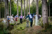 Ana ist gerührt, als Wilma ein fröhliches Abschiedsfest geplant hat (mit Erich Altenkopf, Dionne Wudu & Martin Walde).
