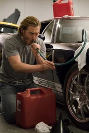 Autos zu reparieren gehört definitiv nicht zu Jimmys (Scott MacArthur) Stärken. Vor allem, dass Mickey sich deswegen über ihn lustig macht, kratzt an seinem Ego ...