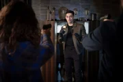 Pfleger Denis Jaremtschuk wird auf frischer Tat ertappt: Hatte er etwas am Tatort vergessen? Im Bild von links: Kim (Amy Mußul), Denis Jaremtschuk (Arsalan Naimi) und Ina (Melanie Marschke).