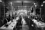 „Hotel-Legenden“ erzählt von Grandhotels als Orten mit Geschichte. Das Beau Rivage am Genfer See hat Geschichte mitgeschrieben. Unvergessen sind vor allem zwei Dramen: 1898 verstarb „Sisi“, Kaiser Elisabeth, im Beau-Rivage an den Folgen einer Messerattacke eines italienischen Anarchisten. 1987, wurde der Ministerpräsident Schleswig-Holsteins, Uwe Barschel, tot in der Badewanne gefunden. - Eine geschlossene Gesellschaft im Restaurant des Beau Rivage, 1922