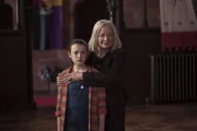 Agatha Graustein (Clare Higgins) hat Mildred (Bella Ramsey) in ihrer Gewalt. So will sie ihre Zwillingsschwester erpressen, ihr die Leitung der Hexenakademie zu übergeben.