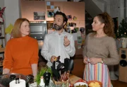 Toni (Olivia Marei) lernt überrumpelt den neuen Mann ihrer Mutter Nina (Maria Wedig), Pedro Navarro (Alberto Ruano), kennen.