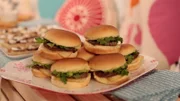 In this episode of Food Network's Giada Entertains, host Giada De Laurentiis throws a sleepover party for her daughter, Jade, and her friends. She transforms her living room into the ultimate blanket fort adorned mit sleeping bags und macht gesunde, kinderlieblinge Camp-Stil Essen wie Green Grape Slushies, Parmesan Crisps mit Red Pepper Mayonnaise, Steak und Avocado Buns und S'mores Pizzettes.