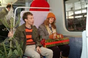 Lisa (Alexandra Neldel, r.) freut sich mit Jürgen (Oliver Bokern, l.) auf das Weihnachtsfest und ist gespannt, was in dem Paket ist, das David ihr geschenkt hat. (Dieses Foto von Alexandra Neldel darf nur in Zusammenhang mit der Berichterstattung über die Serie "Verliebt in Berlin" veröffentlicht und verbreitet werden.)