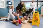 Dr. Ina Schulte (Isabell Gerschke, li.) hat gerade Rocklegende "Becky" Beckmann (Toni Krahl, mi.) entlassen. Doch auf dem Weg in die "Freiheit" übersieht dessen Manager Udo von Wackerstein (Dirk Schoedon, liegend) einen sehr wichtigen Hinweis und rutscht aus. Dr. Schulte und Miriam Schneider (Christina Petersen, re.) nehmen also direkt den nächsten Patienten auf.