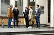 Klaus Schmitz (Hartmut Volle, l.) und Reinhard Bielefelder (Bill Mockridge, 2.v.l.) sind aus dem Ruhestand zurück und besprechen mit Plocher (Michael Prelle, M.), Vicky Adam (Katja Danowski, 2.v.r.) und Hui Ko (Aaron Le, r.), wie die Ermittlungen gelaufen sind.