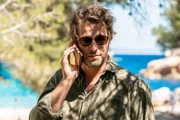 Max (Julian Looman) bekommt einen Tipp von einem Bewohner der Insel, was das Ermittlerpaar in dem Fall ein ganzes Stück weiter bringt.