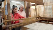 Im brandenburgischen Geltow erfährt Clarissa wie Stoffe auf 300 Jahre alten Webstühlen hergestellt wurden. Ein lebendiges Museum, denn hier wird immer noch produziert.