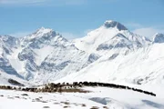 Ein Kamel-Hirte führt seine Karavane über die Sanddünen des Nubra-Hochgebirgstals im äußersten Norden Indiens. Himalaya-Gipfel, die man beim Anstieg auf den Mount Everest von nepalesischer Seite aus sieht. Hirten aus dem Himalaya-Dorf Kibber führen ihre Schafe und Esel auf die Winterweide.