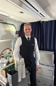Alex Böhmer arbeitet endlich wieder in seinem Traumjob als Flugbegleiter.