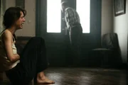 Rakel (Amanda Collin, l.) und Elias (Jakob Ulrik Lohmann, r.) haben Angst, dass sie ihre verschwundenen Kinder niemals wiedersehen werden.
