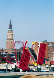 Zug-Klappbrücke über die Hörn.