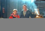 Jens Hübschen mit Cornelia Mark-Maas in der Glockengießerei in Brockscheid.