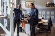 Jerry Paulsen (Peter Marton, l.) und Benedikt Beissl (Andreas Giebel, r.), der das Handy vom Tatort in der Hand hält, analysieren den aktuellen Fall.