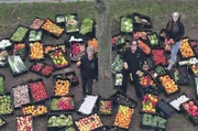Sylvia Schneider (li.) ist die Gründerin von "Essen für Alle" – hier mit zwei weiteren Mitgliedern des gemeinnützigen Vereins – und engagiert sich ehrenamtlich für "Zero Waste".