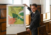 Stolz meldet Bernd (Johannes Suhm) im Gemeinderat Vollzug: Das Land der Lenzingers ist so gut wie enteignet.
