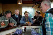 Es ist Silvester - alle treffen sich im Dorfkrug und sind sich einig, dass man dieses Jahr auf keinen Fall so feiern will, wie in den anderen Jahren. v.l.n.r.: Kurt Brakelmann (Jan Fedder), Waldemar Schönbiehl (Günter Kütemeyer), Adsche (Peter Heinrich Brix), Kuno (Sven Walser), Wirt Shorty (Axel Olsson)
