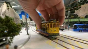 Kurz vor der Eröffnung des neuen Bauabschnitts Rio streikt ausgerechnet ein besonderes Wahrzeichen der südamerikanischen Metropole: die Straßenbahn Santa Teresa. Die Tram will einfach nicht fahren.