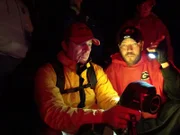 Scott Thomas De Graw und Jeff testen ihre Infrarotkamera, während sie sich auf eine Nacht der Beobachtung vorbereiten.