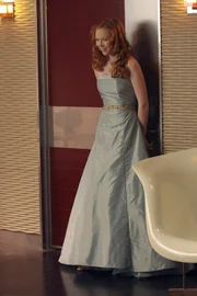 Ihre Aufregung kann Alexis (Molly C. Quinn) nicht verbergen ...