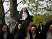 PHOENIX HILDEGARD VON BINGEN UND DIE MACHT DER FRAUEN. Hildegard von Bingen will mehr sein als nur eine einfache Nonne. Sie wirkt als Visionärin und Predigerin, Heilkundige und religiöse Autorin.
