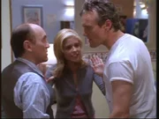 Giles (Anthony Stewart Head, r.) und Direktor Snyder (Armin Shimerman) gehen unter Drogeneinfluss aufeinander los. Buffy (Sarah Michelle Gellar, M.) versucht zu schlichten.