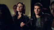 Die im Meer gefundene Leiche war die Pastorin einer  kleinen Enklave am Meer. Brennan (Emily Deschanel) und Booth (David Boreanaz) beginnen dort mit ihren Ermittlungen.