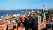 Stockholm oder Stralsund, Danzig oder Riga oder vielleicht Rostock: Welche Stadt ist die beliebteste an der Ostsee? Zwanzig besonders attraktive stellt der Film vor. - Blick auf Stralsund
