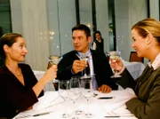 MDR Fernsehen IN ALLER FREUNDSCHAFT FOLGE 165, "Auf Wolke Sieben". Sonja Posch (Sandra Nedeleff, links) führt die alte Bekanntschaften wieder zusammen: Sarah Marquardt (Alexa Maria Surholt, rechts) trifft auf ihre alte Liebe Florian (Andreas Herder).
