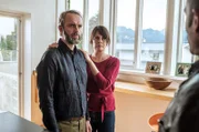 Der Lehrer Florian Reger (Martin Thaler) und eine Frau Friederike Reger (Georgia Stahl) bei der Befragung durch Jerry Paulsen (Peter Marton, r.)