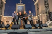 Anfang der 1980er gaben Die Toten Hosen zusammen mit Planlos aus der DDR illegale Geheimkonzerte in einer Ostberlin Kirche. Nach fast 40 Jahren blicken die Punk-Bands zurück. v.li.: Die Toten Hosen mit Michael Breitkopf, Gitarrist, Vom Ritchie, Schlagzeuger, Campino, Frontmann, Andreas von Holst, genannt Kuddel, Gitarrist und Songwriter, Andi Meurer, Bassist und Songwriter.