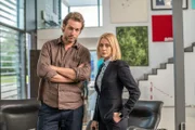 Miranda (Elen Rhys) und Max (Julian Looman) ermitteln in der Wohnung des vermissten Models.