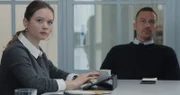 Die neue Kollegin Jessi Jaminski (Sofie Eifertinger) und Rupert (Barnaby Metschurat) lauschen gespannt der Besprechung.